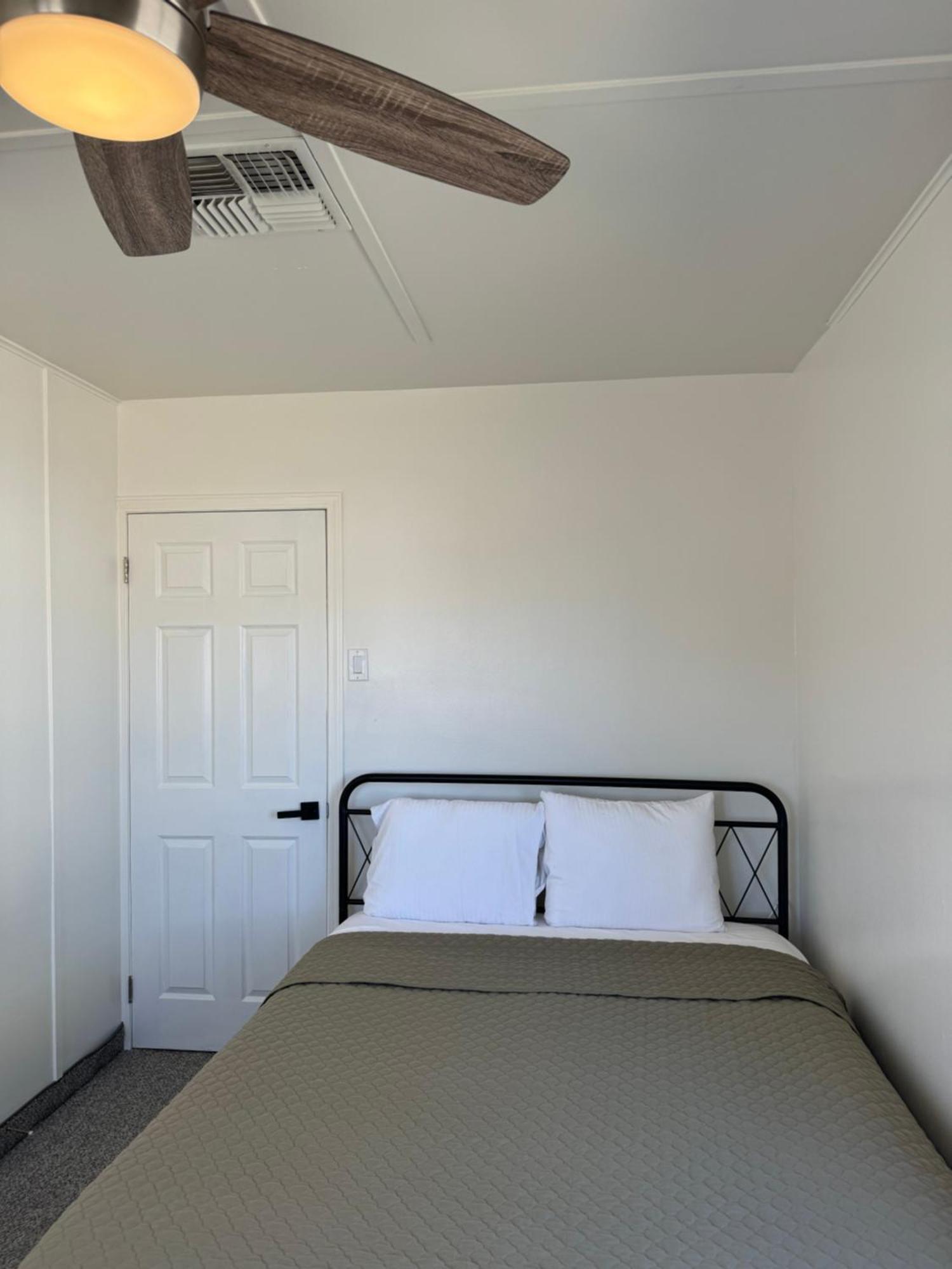 Eastern Sierra Motor Lodge Индипендънс Екстериор снимка