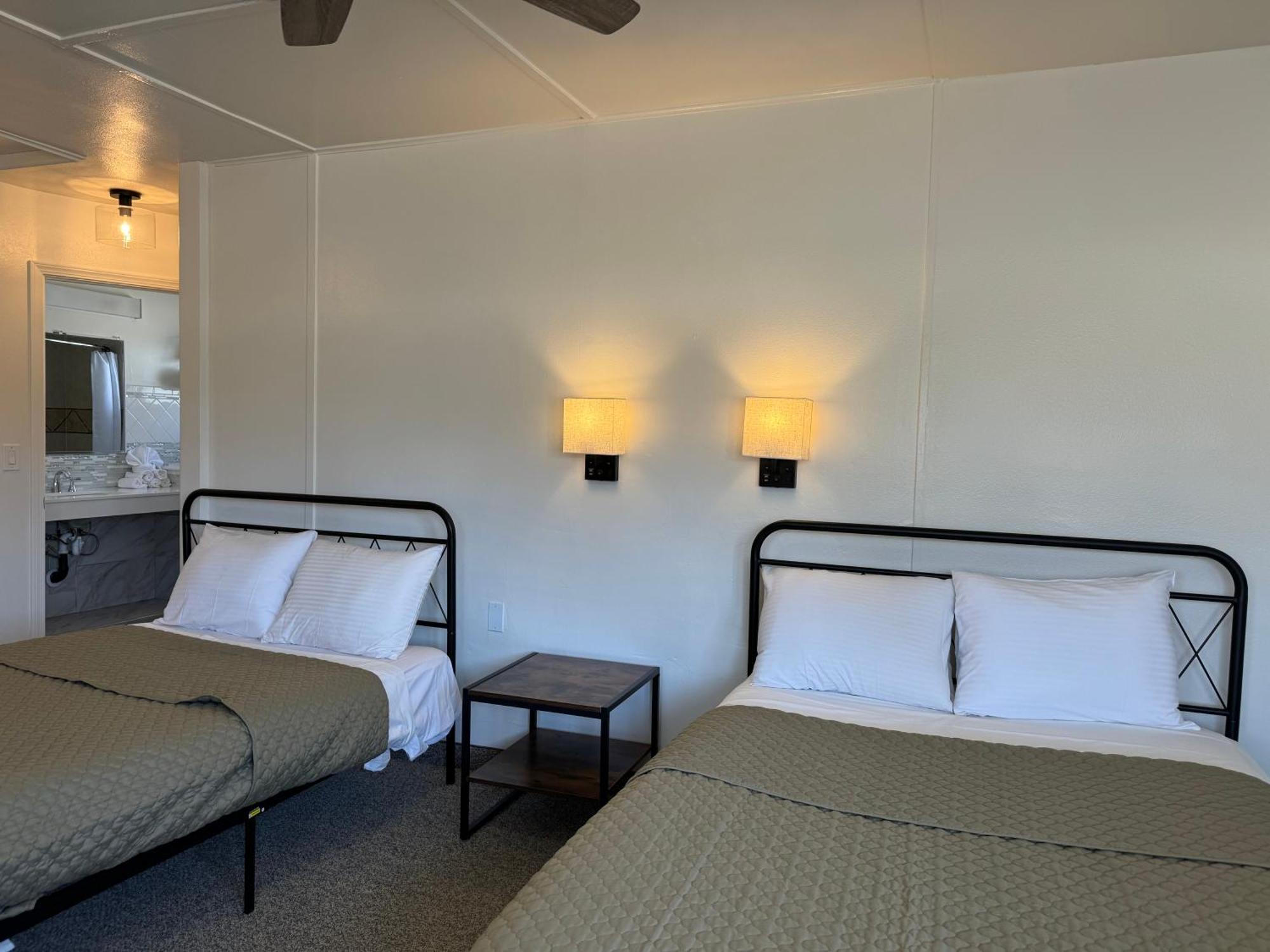 Eastern Sierra Motor Lodge Индипендънс Екстериор снимка